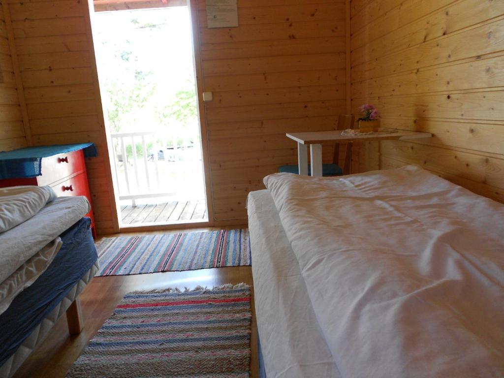 Tvåbäddsrum med delat badrum