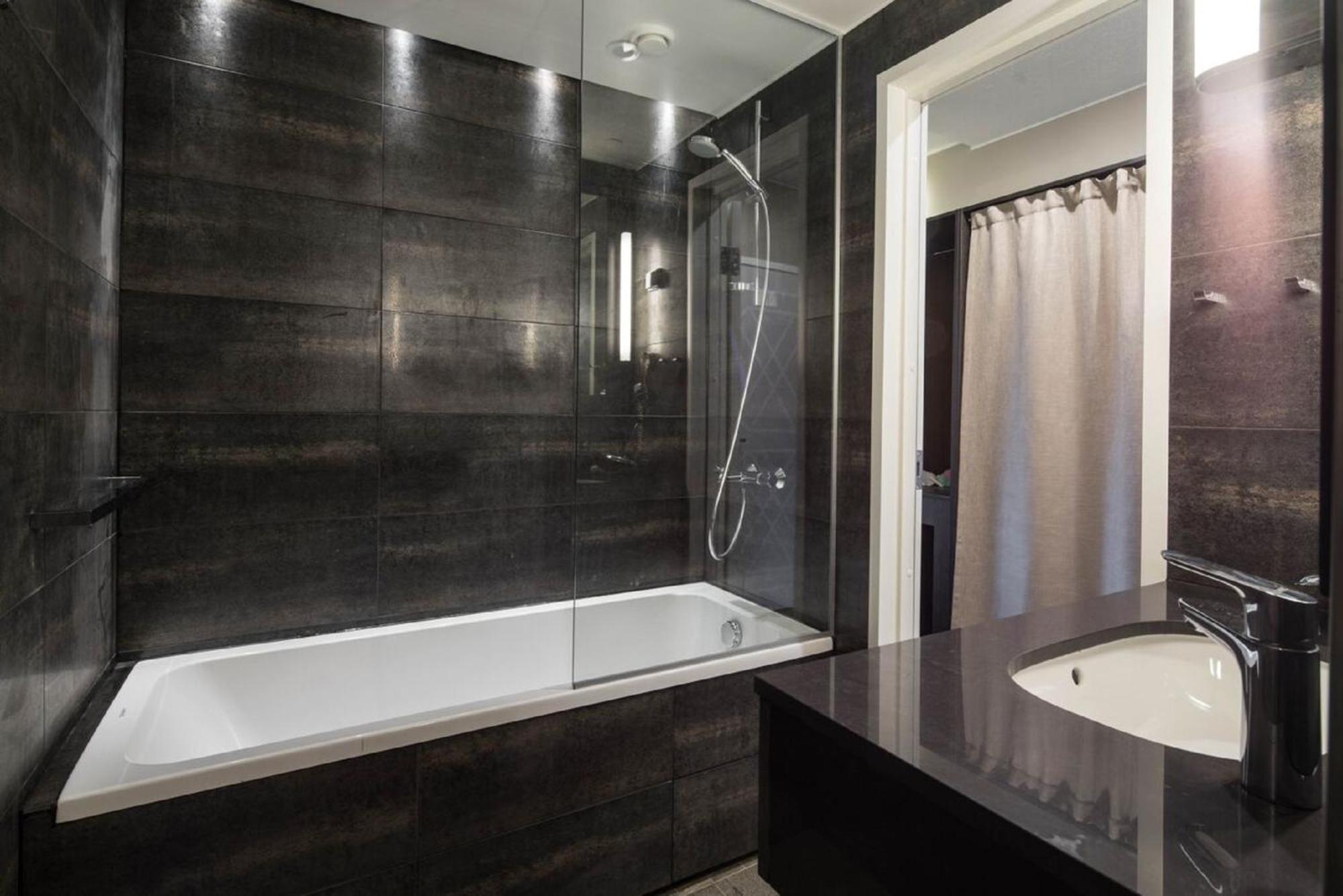 Northern Comfort Twin Room Bath,1771738306:JPEG
